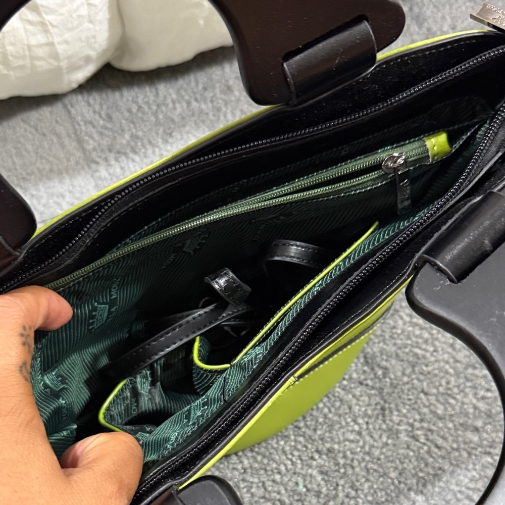 Italian leather Green Handbag with Black Handles - Picture 3 of 9
